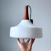 Voici nos dernières nouveautés. Il est temps de repartir en vadrouille pour vous dénicher de nouveaux trésors !

• Suspension en opaline et teck par Louis Kalff
• Suspension style lampion en opaline avec rayure noire
• Suspension réglable en hauteur en opaline orange
• Verre fumé Duralex
• Moulin à café « Sanfil »
• Bougeoir chauffe plat La Colombe
• Verre vintage fleurs
• Beurrier Tupperware
• Tasse Arcopal « Lotus »
• La super mijoteuse Tefal, parfait état
• Bocal fumé marron

#arcopal #chinedumois #chinedelasemaine #nouveaute #brocante #vintage #brocanteenligne #suspensionvintage #suspension #plafonnier #opaline #louiskalff #lacolombe #duralex #tefalvintage #supermijoteusetefal #verrevintage #bocalmarron #beurriertupperware #tupperware