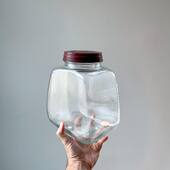 Nous sommes de retour dans le coin après un petit séjour en France ! Des nouveautés arrivent mais voici un petit bilan de nos dernières dispos en stories.

• Rare grand bocal couvercle bakelite
• Organisateur en plexi des années 70
• Miroir en rotin ovale 
• Bocal Henkel
• Hachoir manuel Sissy
• Ancien rouleau à pâtisserie
• Entonnoir émaillé rouge Japy
• Grande tasse chocolat Arcopal « Coccinelle »
• Moulin à café électrique SEB
• Bocal Le Parfait Lever
• Plateau Tupperware 4 saisons

#vintage #retourdechine #chinedelasemaine #brocante #brocanteenligne #tupperware #arcopal #seb #moulinseb #rotin #miroirrotin #bocalbakelite #bocalhenkel #henkel #japy #entonnoirjapy #rouleaupatisserie #ancien #sissy #hachoirsissy #organisateurplexi #plexiglas