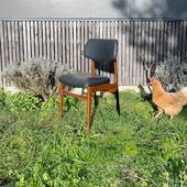 Belle ligne scandinave pour cette chaise en teck et skaï noir. Très bel état, elle peut s’accommoder facilement sans un style de chaises dépareillées.

#scandinave #chaisescandinave #teck #chaiseteck #chaise