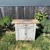 Ancien petit établi avec tiroir et une patine incroyable ! Un charme fou pour ce meuble de métier, qui a sa place partout.

#brocante #ancienmeuble #meublemetier #etabli #meubleetabli