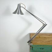 Élégante lampe d’atelier en aluminium brossé par Bauhaus. Très bel état dans son ensemble, des années 60.

#lampe #lampeindustrielle #lampevintage #lampeatelier #lampebauhaus #vintage #lampealu #brocante #brocanteenligne