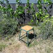 Aujourd’hui nous vous proposons un tabouret tubulaire d’écolier ou d’atelier en bel état. Dans le même esprit que les chaises Stella dans nos dernières publications.

#tabouret #tabouretindustriel #tabouretmullca #tabouretecole #tabourettubulaire #tabouretvert #brocante #brocanteenligne