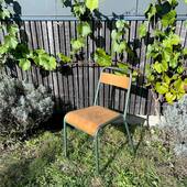 Aujourd’hui nous vous proposons cette chaise Stella ✨avec ses étiquettes d’origine, en bel état avec sa structure tubulaire que l’on pouvait retrouver dans les écoles.
Une paire disponible.

#stella #chair #chaisestella #chaiseecolier #chaisevintage #metalandwood #chaisetubulaire #chaisescolaire #chaiseindustrielle #chaise #metaletbois #brocante #brocanteenligne