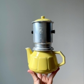Bonjour à tous ! Nos dernières nouveautés avec en exclusivité cette magnifique cafetière low-tech Pégase en parfait état.

• Cafetière faïence jaune Pégase
• Plat à tarte Salins
• Théière en grès La Borne par Denis Avonts
• Pichet Arcopal avec son motif « Square »
• Bocal vis Le Parfait avec motif toucan
• Plat à fromage JB Quimper
• Rare bocal Henkel avec cerise
• Nappe vintage avec 8 serviettes
• Mayonnaise minute par SEB
• Mini hachoir vert par SEB

#electronicsseb #seb #electroniqueseb #electrovintage #hachoirseb #mayonnaiseminuteseb #nappevintage #henkelcerise #henkel #jbquimper #leparfaittoucan #bocalvis #bocaltoucan #pichetarcopalsquare #arcopal #arcopalsquare #theierelaborne #laborne #theiereceramique #ceramique #platsalins #salins #cafetierepegase #cefetierevintage #vintage #brocante #brocanteenligne