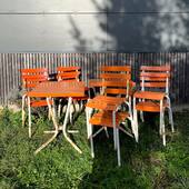 Lot de 8 chaises et 2 tables bistrot métallique en orange et blanc. Bonne stabilité et solidité sur l’ensemble mais patine du temps.

#metal #tablebistrot #chaisebistrot #tolix #bistrot