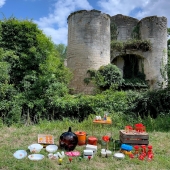 Coucou ! Voici la chine du jour en direct 🏰☀️

• Plats, cocotte, Arcopal Rotterdam
• Tasses Arcopal Flore
• Sel et poivre Tupperware
• Ensemble Luminarc Canada fleurs, juste magnifique
• Serviettes Vichy
• Sublime dame jeanne ambrée 19ème soufflée et sabrée
• Patère vintage 3 couleurs
• Balance Terraillon 4000 blanche
• Grand Tupperware soleil
• Faitout orange fleurs
• Table de chevet structure métallique dorée
• Ramequin huile Calvé
• Pichet coupe du monde 98 Footix parfait état
• Coquetiers Tupperware
• Bocaux verts
• Trio de Tupperware apero
• Bocaux Henkel clapet et vis
• Verre mesureur Henkel
• Verre mesureur légumes/fruits
• Boîtes à oeufs
• Assiettes à dessert Villeroy & Boch 8025

#vintage #brocante #chinedujour #jourdechine #villeroyboch #henkel #boiteoeufvintage #tupperwarevintage #tupperware #footix #ramequincalve #balanceterraillon #paterevintage #damejeanne #arcopal #arcopalvintage #vaissellevintage #arcopalrotterdam