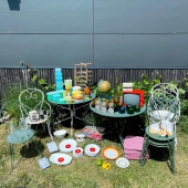 On est lundi, c’est retour de chine ! Voici notre butin accumulé sur la semaine passée. Le plein de nouveautés à retrouver progressivement en ligne et dimanche 8 juin à @la_belle_brocante_du_gabut.

Si vous avez des coups de coeur, n’hésitez pas :
• Salon de jardin en fer forgé
• Trancheuse manuelle à charcuterie/pain Porkert
• Téléviseur rouge Philips 12B
• Balance Terraillon 2000 beige
• Ramequin Vereco
• Tasse Vereco
• Carafe Empoli verre marron
• Bol Vereco
• Magnifique pot d’apothicaire
• Globe terrestre relief édité par Editeurop 1973
• Barboteuse canard Saint Clément
• Ancien présentoir à tartes/gâteaux
• Divers Tupperware 🇫🇷
• Moulin à café électrique SEB
• Ancien lot de pots pour chimie Wotomin
• Boite à 12 oeufs Curver
• Serviette style vichy violette
• Saladier Faïence Badonviller
• Service faïence vintage
• Projecteur Minelec 8mm Disney
• Plat marguerite Duralex dégradé orange
• Assiette Duralex blanche marguerite
• Grande nappe carreaux rouge vintage
• Verre Esso

#retourdechine #chinedelasemaine #brocante #brocanteenligne #vintage #arcopal #vereco #empoli #deco #salonjardin #moulinvintage #trancheusevintage #tupperware #globevintage #televiseurvintage #terraillon2000