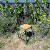 Aujourd’hui nous vous proposons un tabouret tubulaire d’écolier ou d’atelier en bel état. Dans le même esprit que les chaises Stella dans nos dernières publications.

#tabouret #tabouretindustriel #tabouretmullca #tabouretecole #tabourettubulaire #tabouretvert #brocante #brocanteenligne