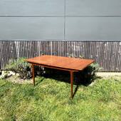 Belle table à manger SIMAT style scandinave pour 6 à 8 personnes (rallonge possible) avec pieds en teck. Des traces du passé pour cette table de plus de 50 ans.

#scandinave #tableamanger #tablevintage #tablevintage #brocante