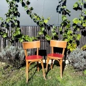 Aujourd’hui nous vous proposons une paire de chaise bistrot estampillée Baumann dans un bel état avec leur assise rouge.

#bistrot #deco #mobilier #chaisevintage #chaisebaumann #baumann #interieur #chaise #chair #chaisebistrot #brocante #brocanteenligne