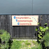 Ancienne plaque émaillée de l’enseigne Groupement de Transporteurs Charentais dans un état correct. Un numéro à 6 chiffres, pratique à l’époque du Socotel !

#plaqueemaillee #ancienneplaque #ancienneenseigne #enseigne #metal #brocante #brocanteenligne #charente