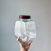 Nous sommes de retour dans le coin après un petit séjour en France ! Des nouveautés arrivent mais voici un petit bilan de nos dernières dispos en stories.

• Rare grand bocal couvercle bakelite
• Organisateur en plexi des années 70
• Miroir en rotin ovale 
• Bocal Henkel
• Hachoir manuel Sissy
• Ancien rouleau à pâtisserie
• Entonnoir émaillé rouge Japy
• Grande tasse chocolat Arcopal « Coccinelle »
• Moulin à café électrique SEB
• Bocal Le Parfait Lever
• Plateau Tupperware 4 saisons

#vintage #retourdechine #chinedelasemaine #brocante #brocanteenligne #tupperware #arcopal #seb #moulinseb #rotin #miroirrotin #bocalbakelite #bocalhenkel #henkel #japy #entonnoirjapy #rouleaupatisserie #ancien #sissy #hachoirsissy #organisateurplexi #plexiglas