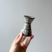 Nous débutons la semaine par un petit résumé de nos dernières nouveautés !

• Vase diabolo par Robert Picault 11cm
• Petit globe métallique anglais par Chad Valley nº10175
• Moulin à café Moulinex 843 avec sa boite d’origine
• Ancien puzzle avec cube sablé Disney
• Dévidoir à papier toilette et poubelle Syla avec son décor fleuris

#vintage #brocante #brocanteenligne #robertpicault #ceramique #picault #ceramiquevintage #ceramiquepicault #globechadvalley #globe10175 #globemetal #globeancien #moulinex #moulinmoulinex #moulinacafe #moulinex843 #puzzledisney #ancienpuzzlecube
