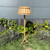 Lampadaire en rotin tripode des années 70. Bel état dans son ensemble.

#vintage #rotin #passionrotin #brocante #lampadairerotin #lampadairevintage #rotinvintage #luminaire #luminairevintage #annee70