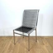 Nous devions vous présenter cette chaise demain à Mauzé-sur-le-mignon mais au vu de la météo nous ne serons pas présent. Donc on vous la partage ici : Chaise René Herbst en acier et ses lacets elastiques !

#reneherbst #chaise303 #chaisereneherbst #chaisedesign #chaisevintage